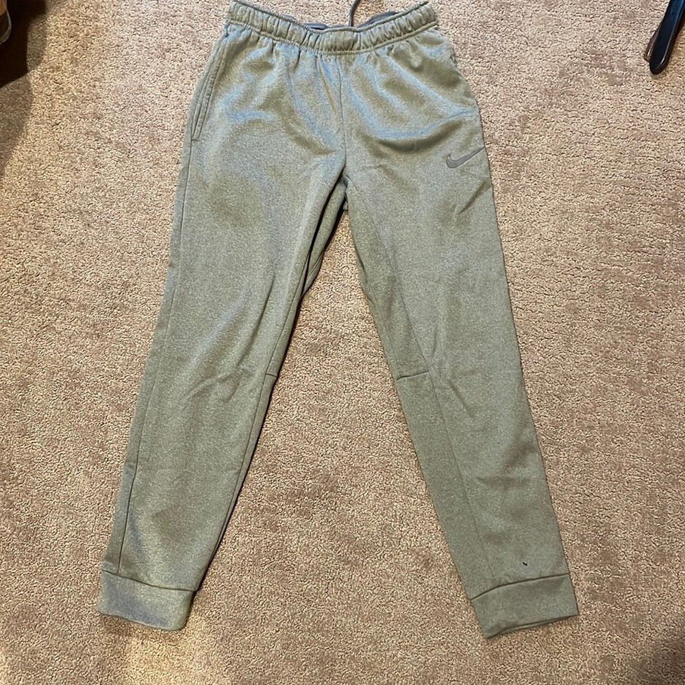 Mens NIKE Therma Fit Joggers size small. Worn Once!